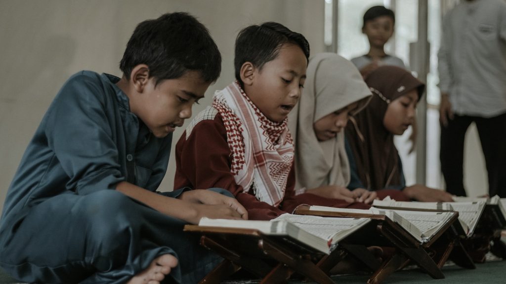 Kinder lesen den Koran