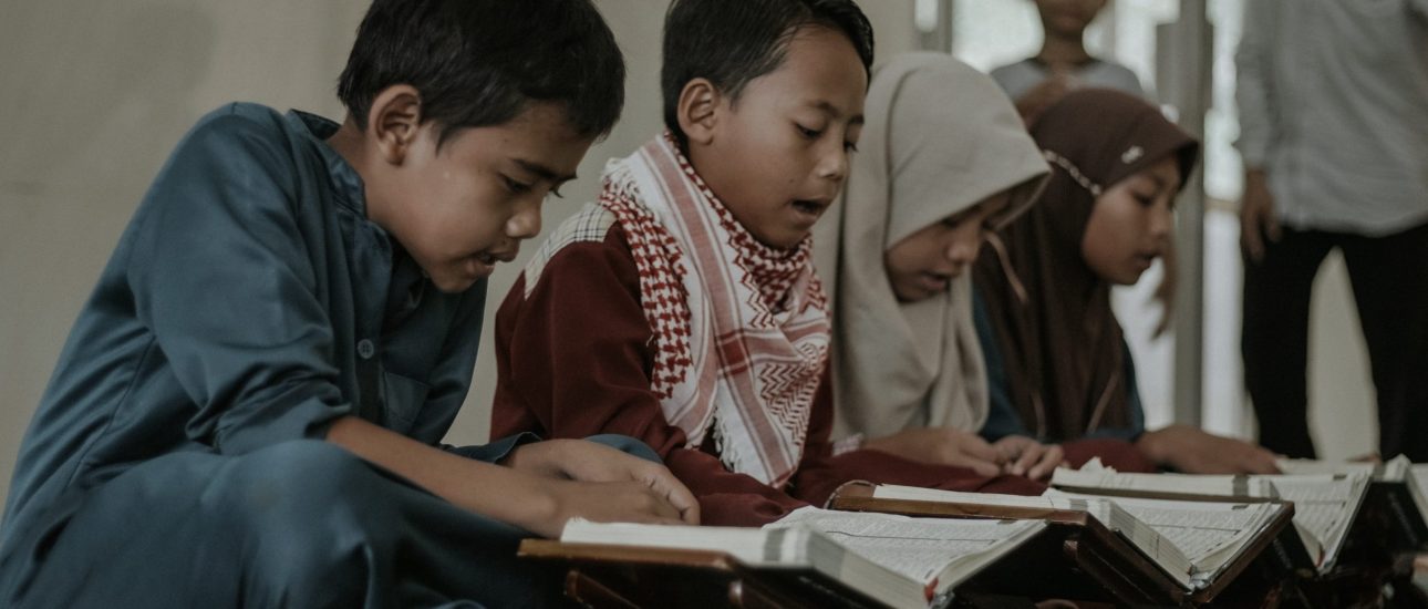 Çocuklar Kur'an okuyor